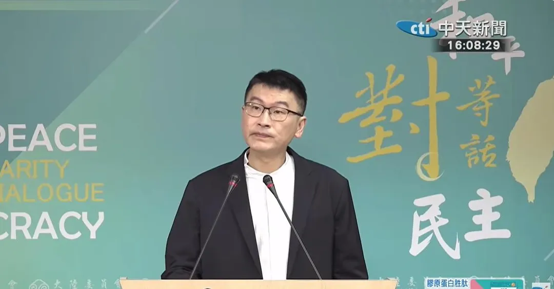 陸委會副主委兼發言人梁文傑今日在例行記者會說明陸方昨日以小三通方式遣送10名台籍詐騙犯返台的情況。（圖／中天新聞）