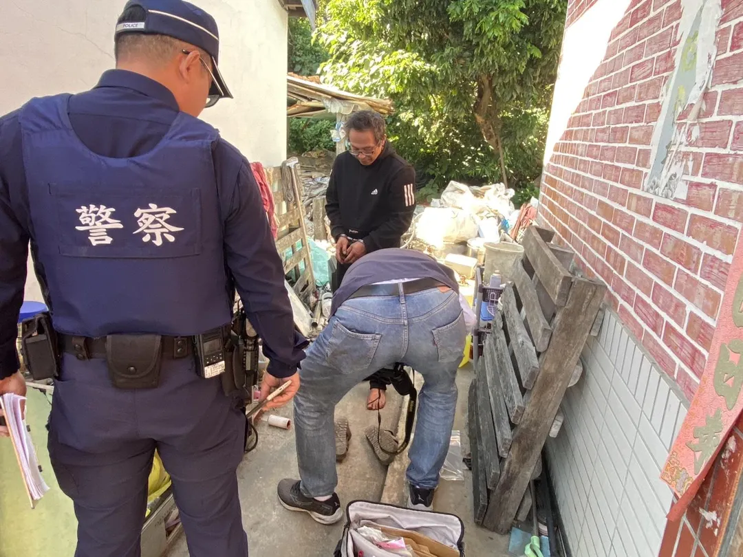 警方在現場採證勘驗。（圖／中天新聞）
