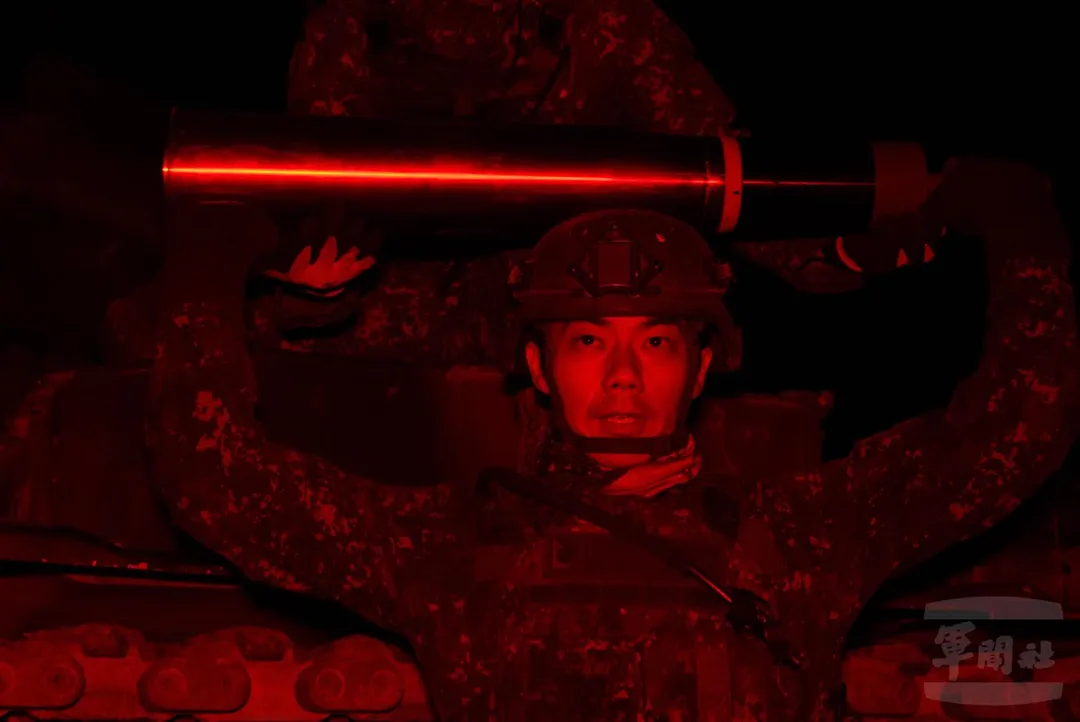 M60A3戰車整補105公厘戰車砲彈。(圖/軍聞社)