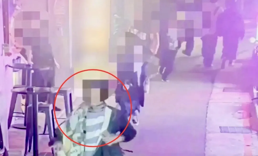西門町昨發生男子隨機攻擊女子案件。（圖／翻攝畫面）