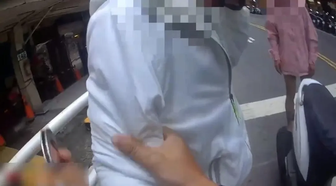 員警查出男子通緝身分欲上銬逮捕遭拒捕。（圖／翻攝畫面）