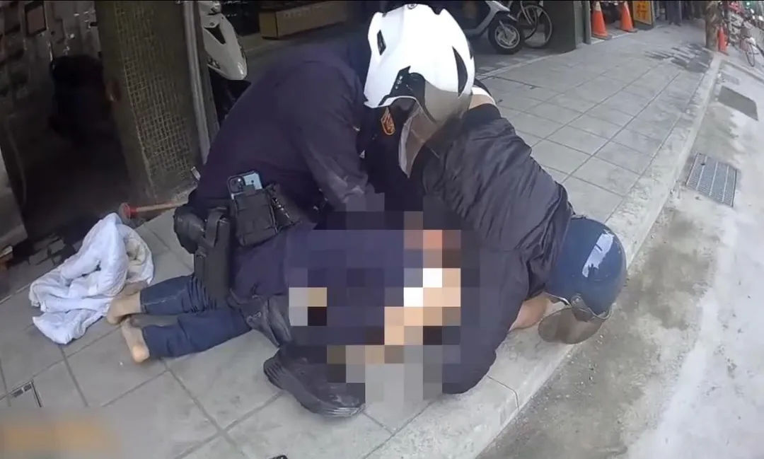 通緝男遭員警及民眾壓制。（圖／翻攝畫面）