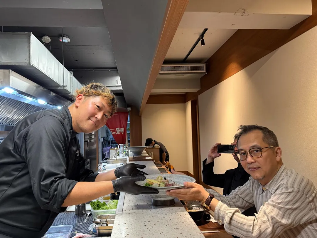 日本米其林二星主廚親手端餐遞到食客手中。（圖／黃宏輝提供）