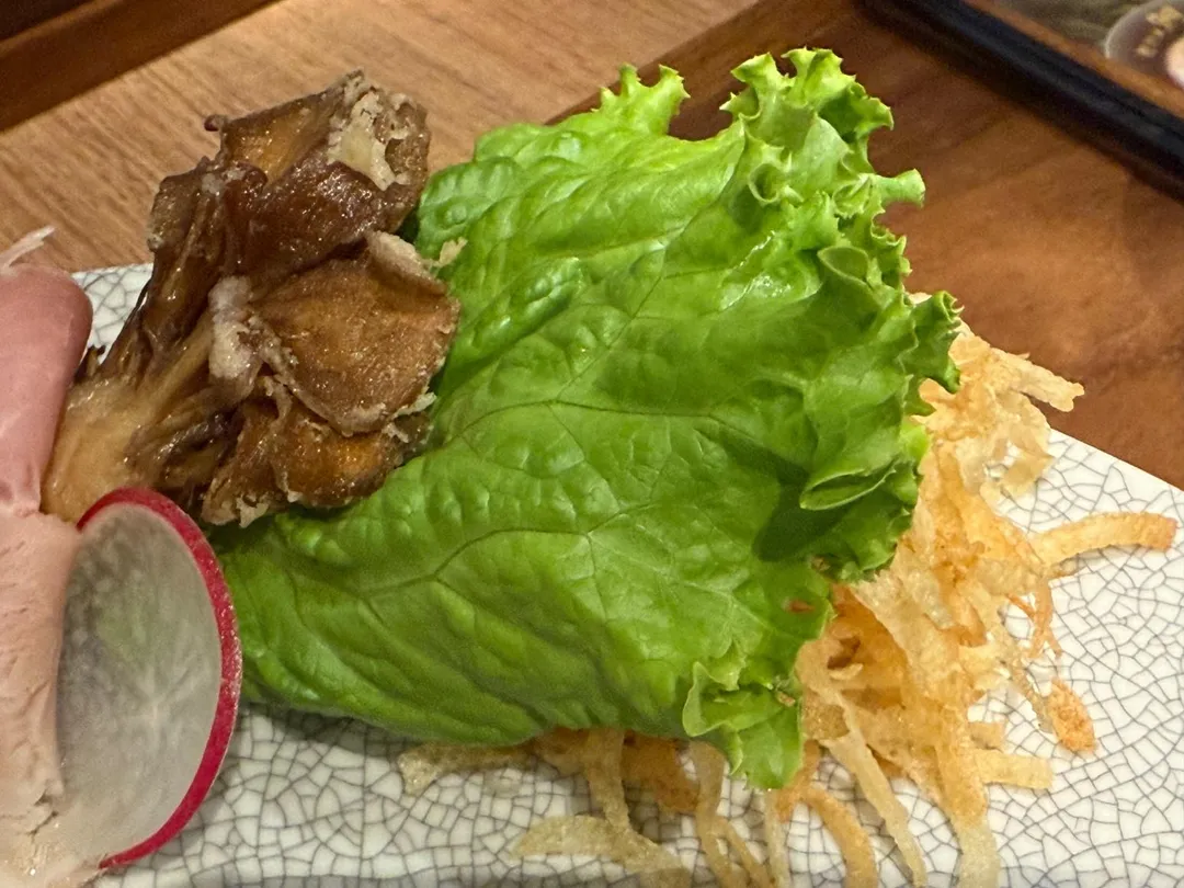 炸舞菇、蘿蔓葉也是配菜，其中蘿蔓葉具解膩效果。（圖／黃宏輝提供）