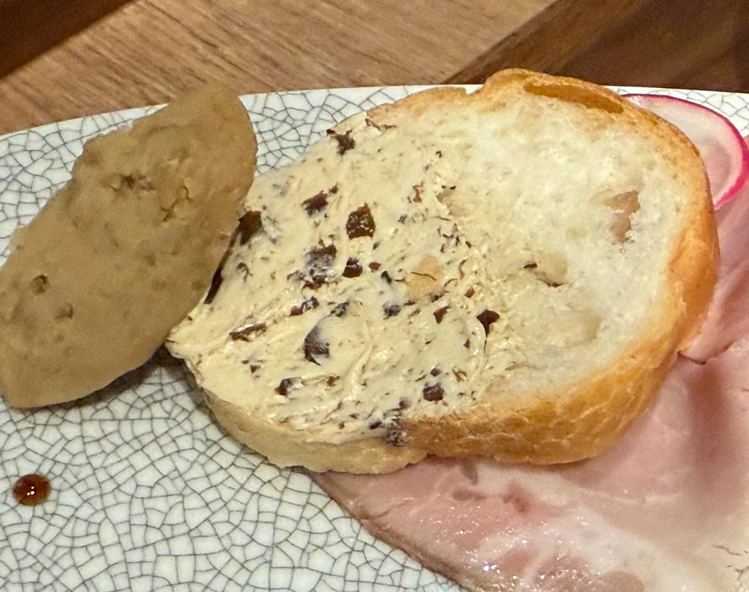 麵包此處配栗子泥食用。（圖／黃宏輝提供）