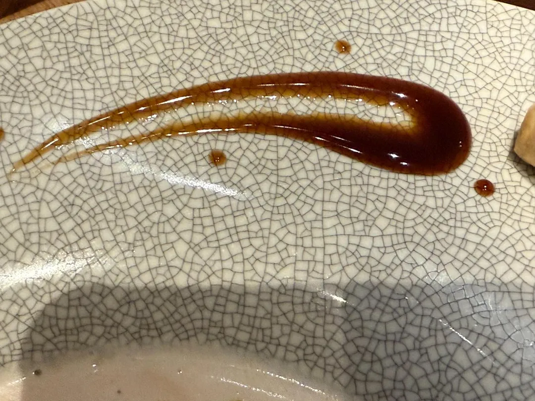盤邊這抹甜醋醬乃是「鯛担麵-抱きしめ鯛」專屬的味道。（圖／黃宏輝提供）