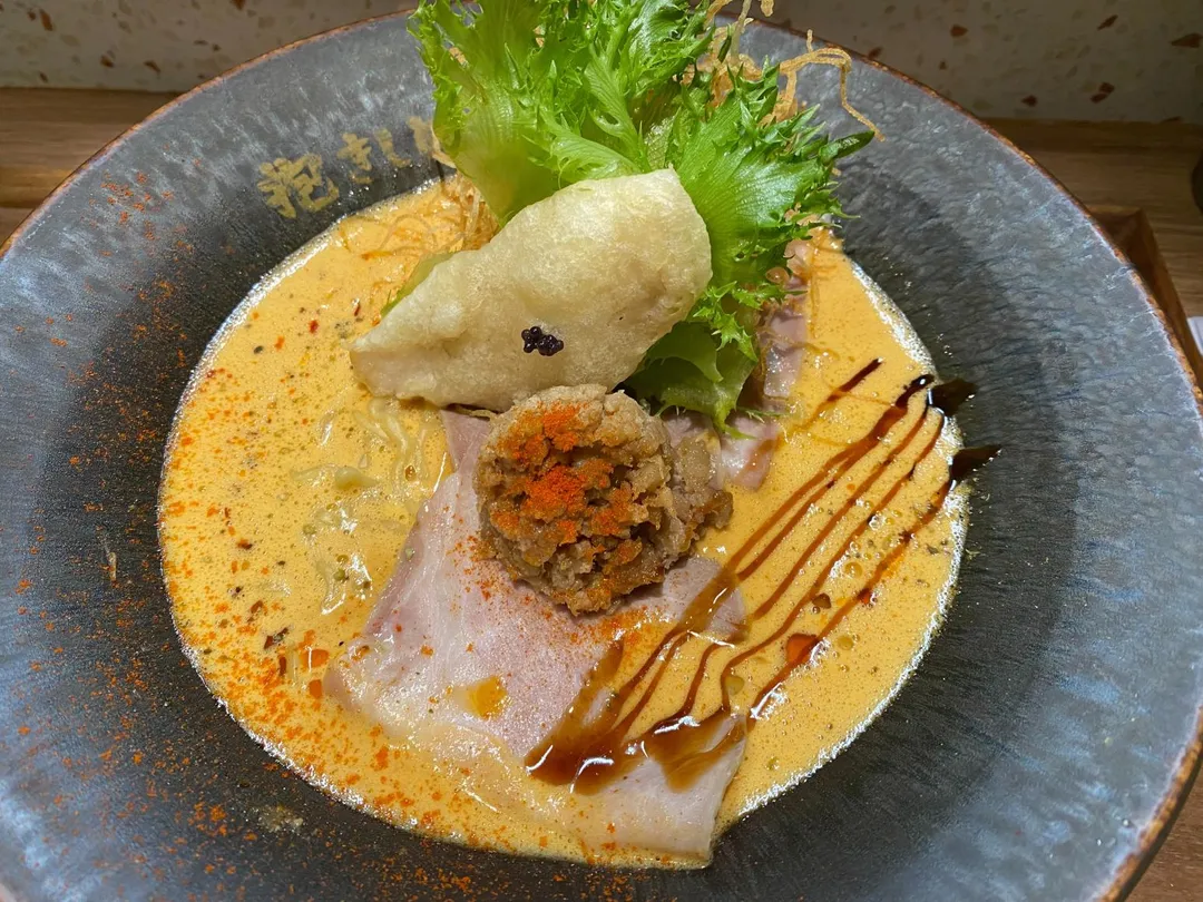 招牌料理「鯛担麵」使用日本愛媛縣產鯛魚湯調入白芝麻，再加進柴魚高湯。（圖／黃宏輝提供）