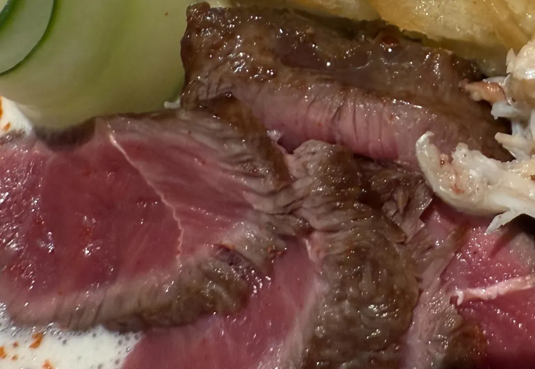 拉麵使用的炙燒牛肉僅3分熟。（圖／黃宏輝提供）