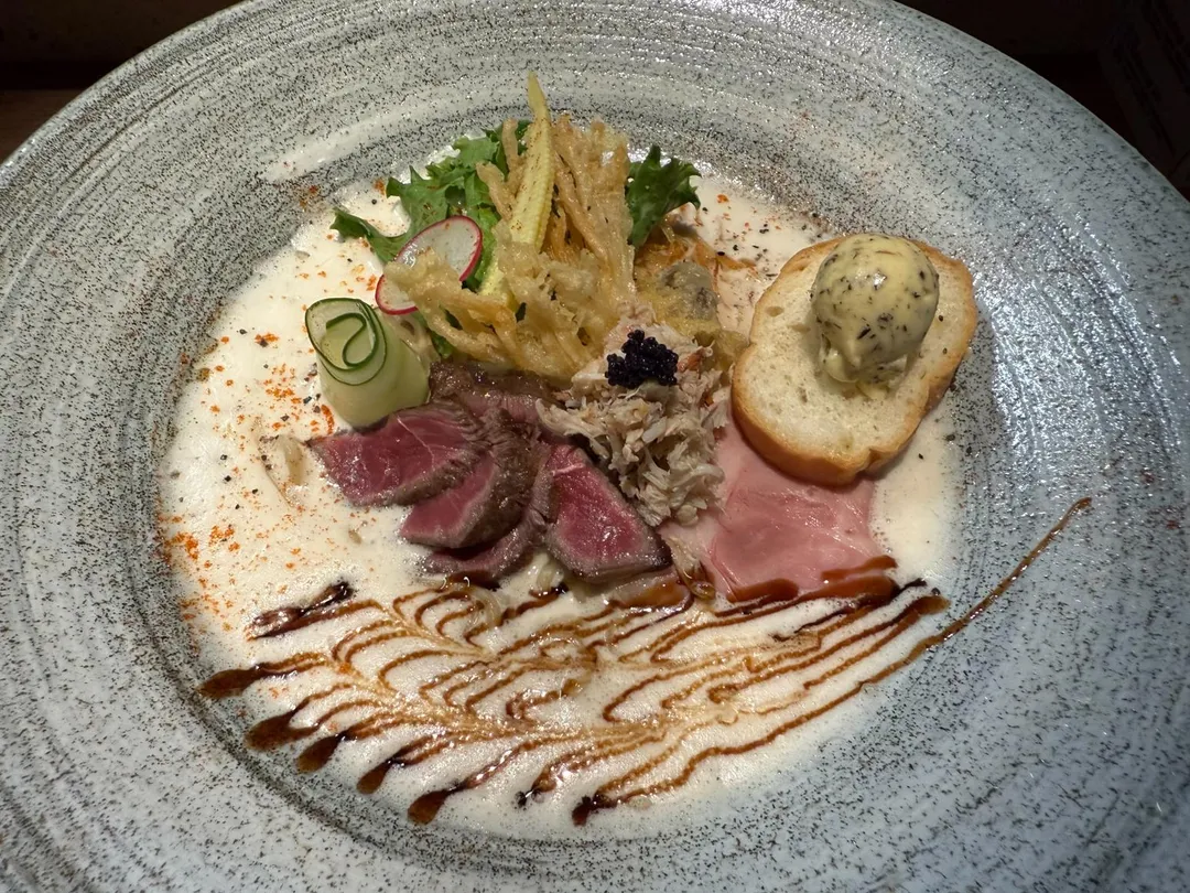 冬季限定菜色「松露香蟹佐炙牛拉麵」結合最佳搭檔松露、3分熟牛肉，配上魚子醬鮮美無比。（圖／黃宏輝提供）