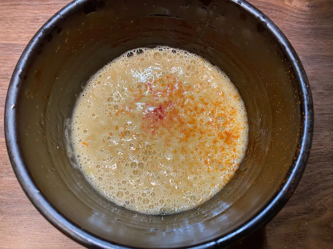 牡蠣打碎成泥，加入高湯熬製成濃稠沾醬拌麵。（圖／黃宏輝提供）