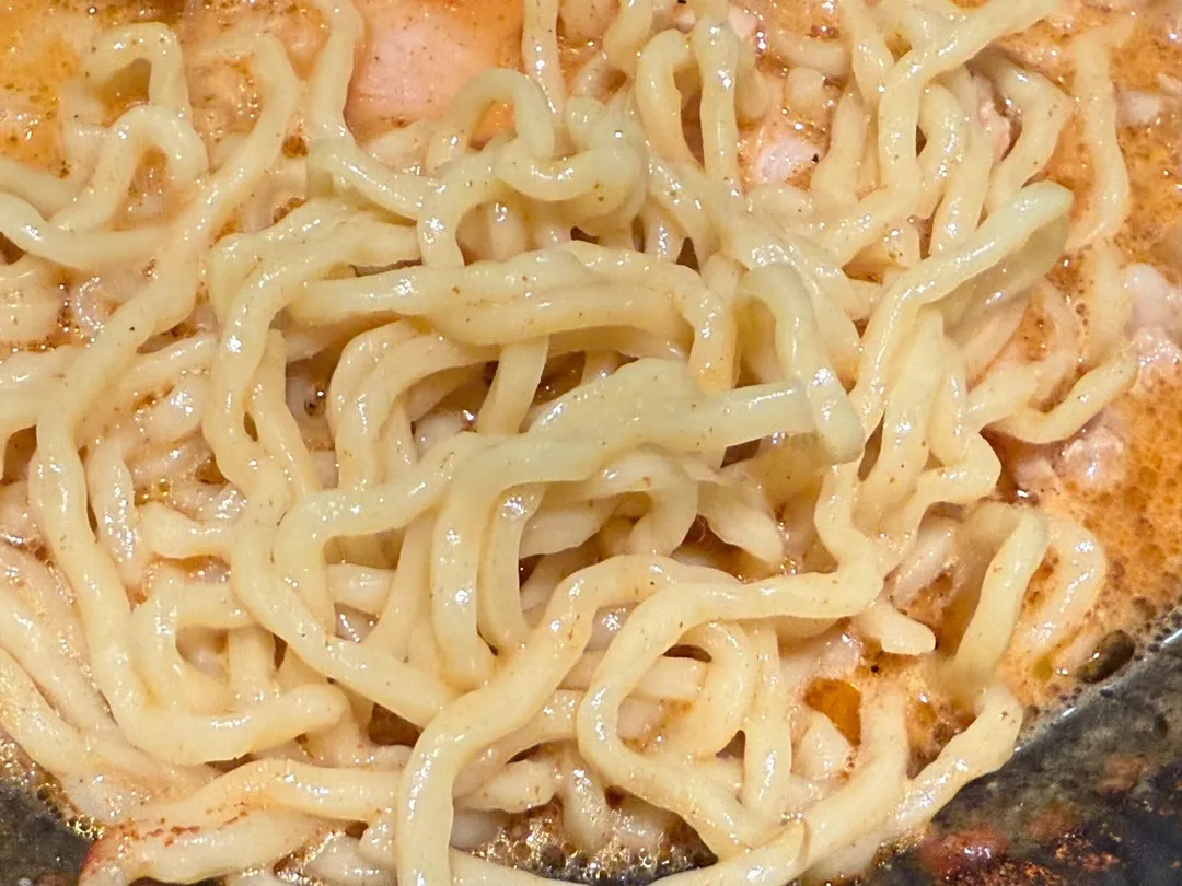 麵湯適當掛在偏粗的中捲麵麵體上，讓味蕾保留清爽餘地。（圖／黃宏輝提供）