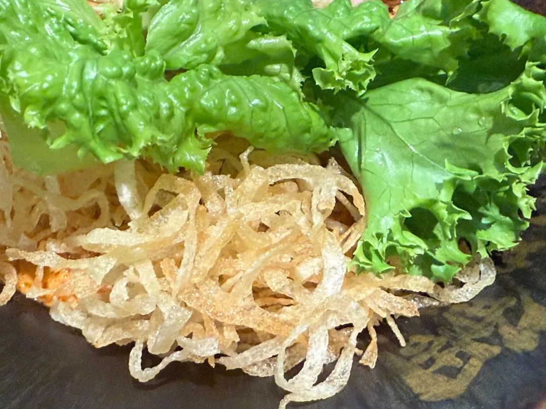 爽脆蘿蔓葉和酥脆炸馬鈴薯絲平衡濃厚湯頭。（圖／黃宏輝提供）