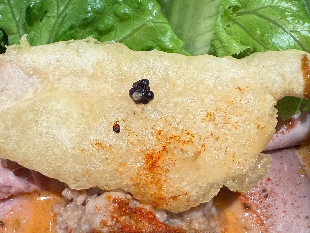 小份魚子醬點綴鯛魚天婦羅，此處麵湯竟成了沾醬。（圖／黃宏輝提供）