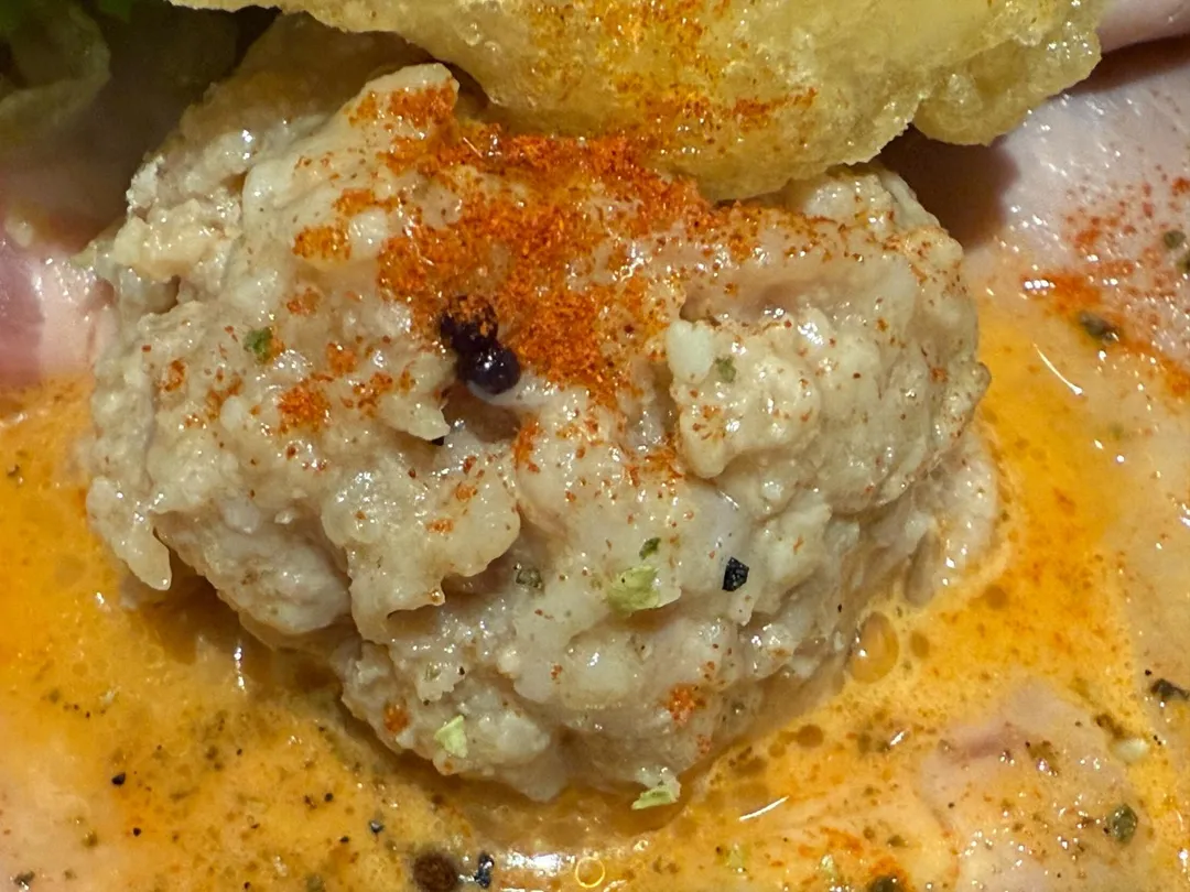 豬絞肉中藏有鯛魚肉絲，肉末也能呈現海陸濃郁滋味。（圖／黃宏輝提供）