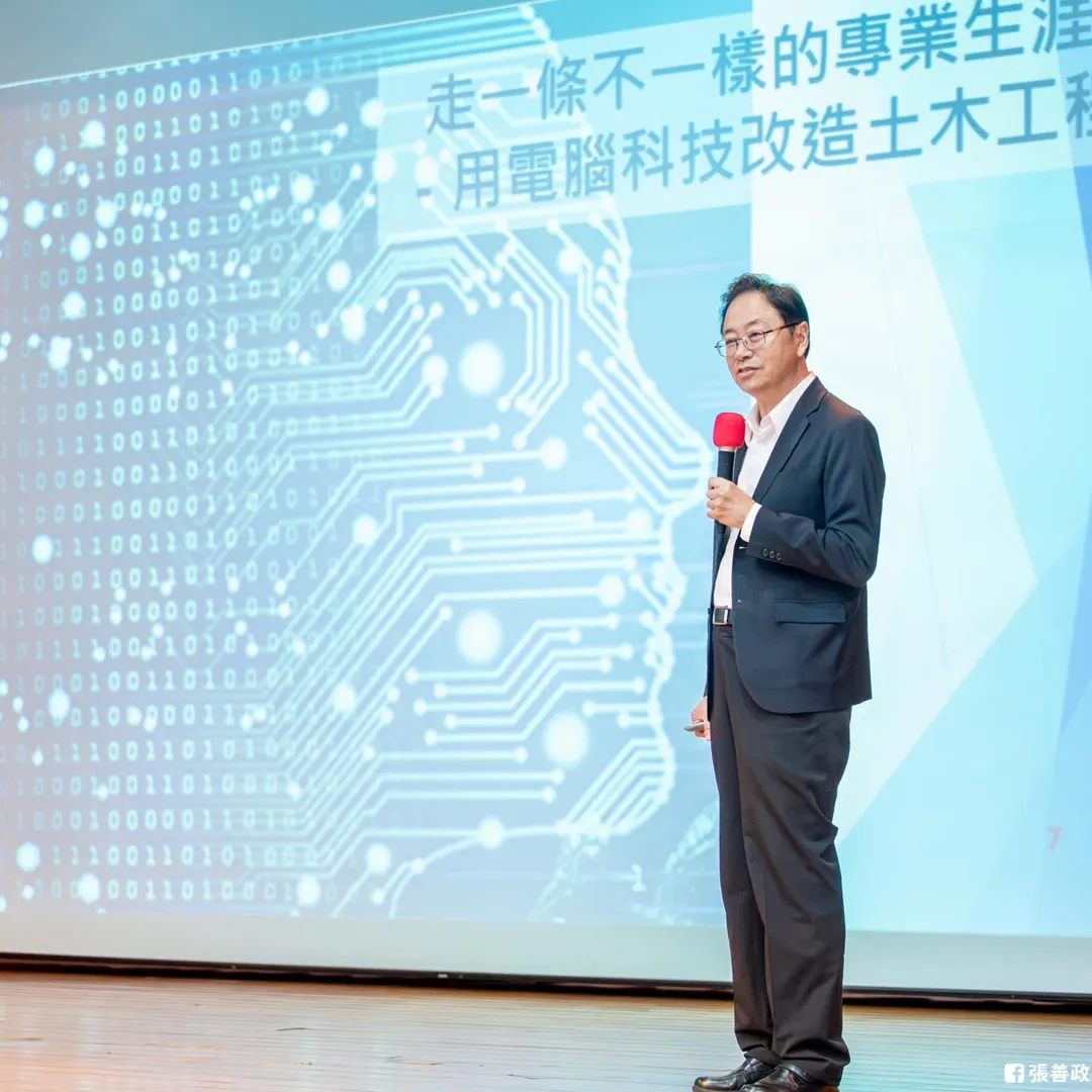 桃園市長張善政回母校建國中學和學弟們座談。(圖/張善政臉書)