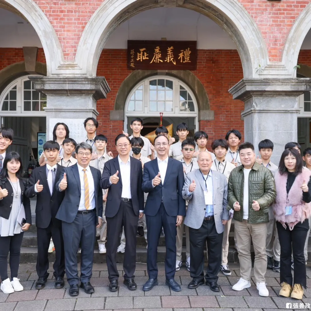 張善政和國民黨前主席朱立倫一同回到母校建國中學。（圖／張善政臉書）