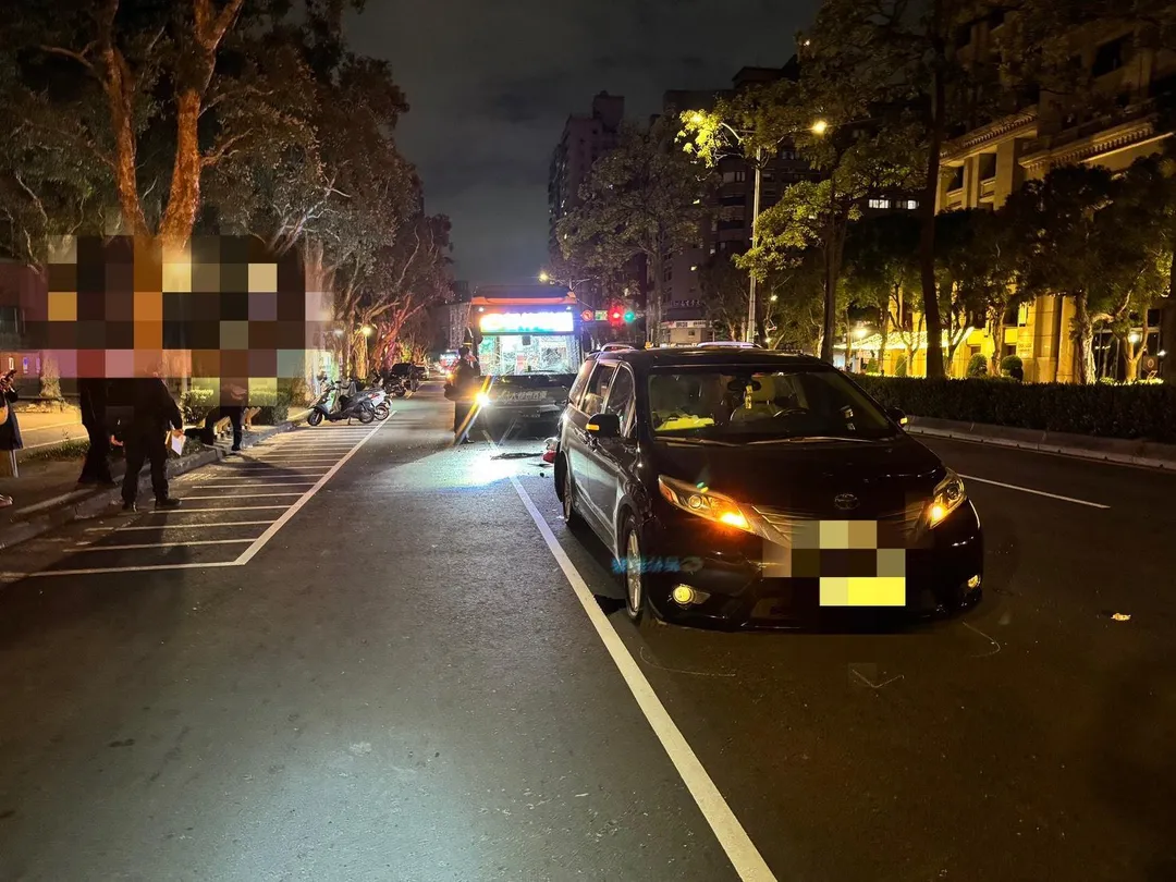 一輛公車疑似未注意車前狀況、煞車不及，撞上前方準備起步的機車與汽車。（圖／警方提供）