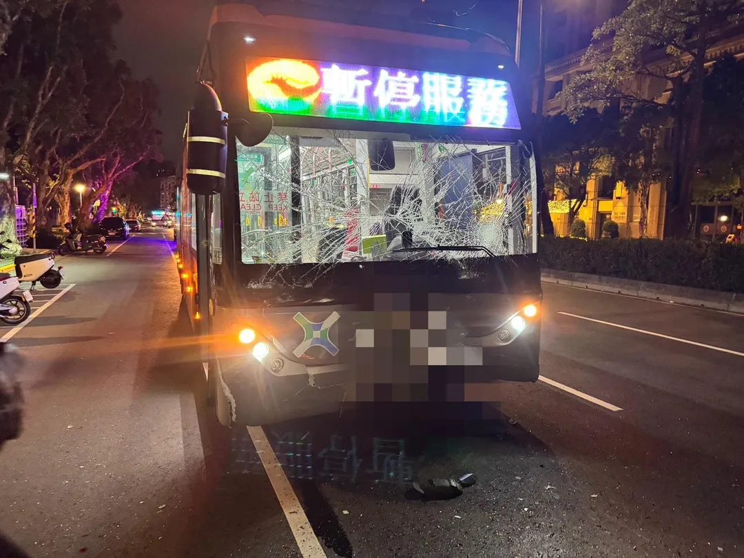 公車擋風玻璃碎裂。（圖／警方提供）