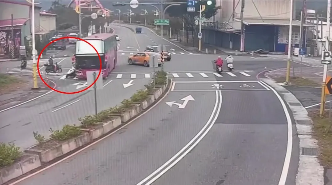 車禍撞擊瞬間。（圖／民眾提供）