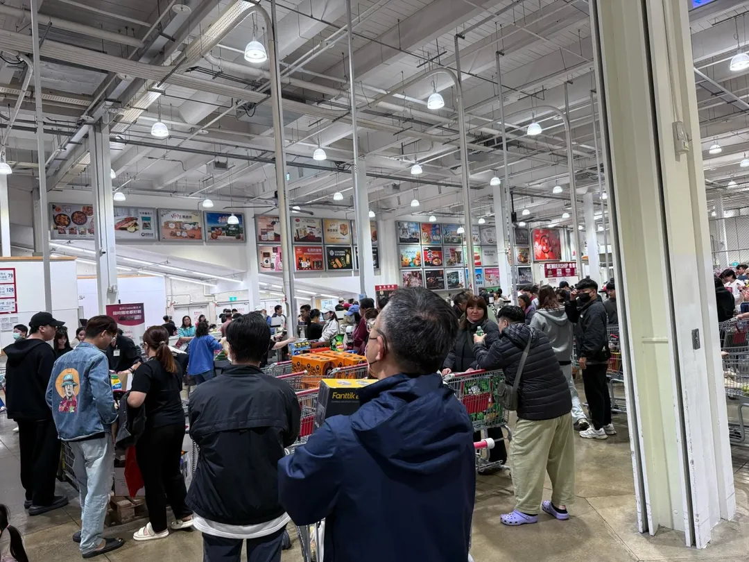 好市多黑五優惠造成會員瘋搶。會員們討論，黑五超低價搶買就是怕物價上漲，現在萬物皆漲，「接下來可能漲會員費。」（圖／在臉書社團「Costco好市多 商品經驗老實說」）