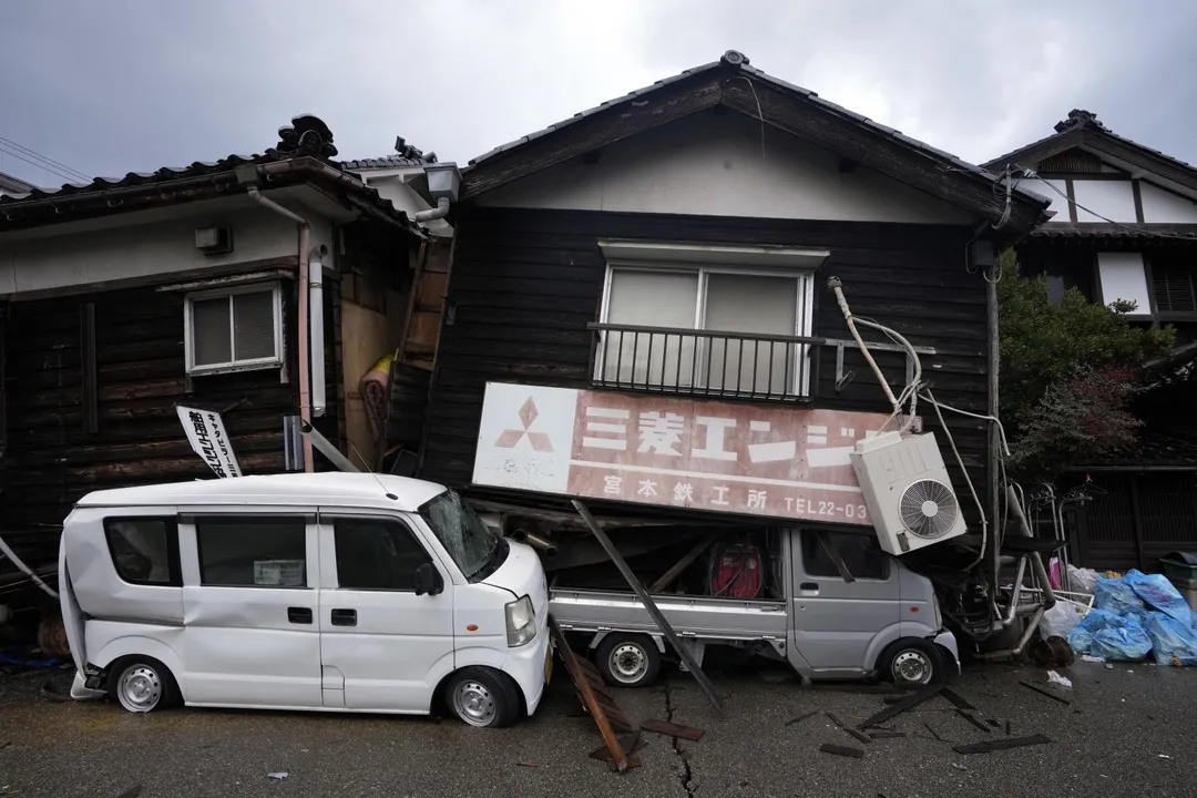 國土交通省目標在2035年前消除所有耐震度不足的住宅。圖為2024年1月1日能登半島地震致房屋毀損。(圖/美聯社)