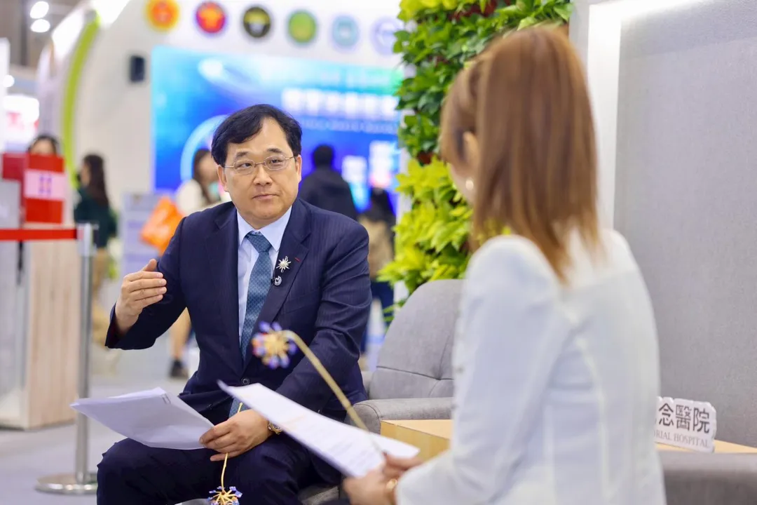 新光醫院副院長洪子仁在2025台灣醫療科技展上宣布，全院員工薪資將調升1800元，預計每年增加1億元人事支出。(圖/翻攝自洪子仁臉書)