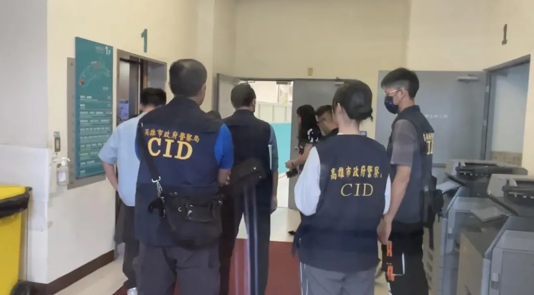 檢警今下午前往實驗室搜索。（圖／翻攝畫面）