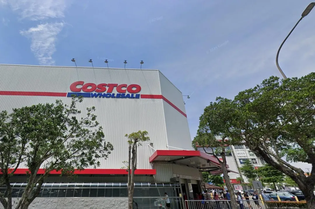 好市多(Costco)近期因物價上漲而引發會員費用調整的討論,官方已確認將於2024年9月起,調漲美國和加拿大地區的會員年費。(圖/翻攝自Google街景圖)