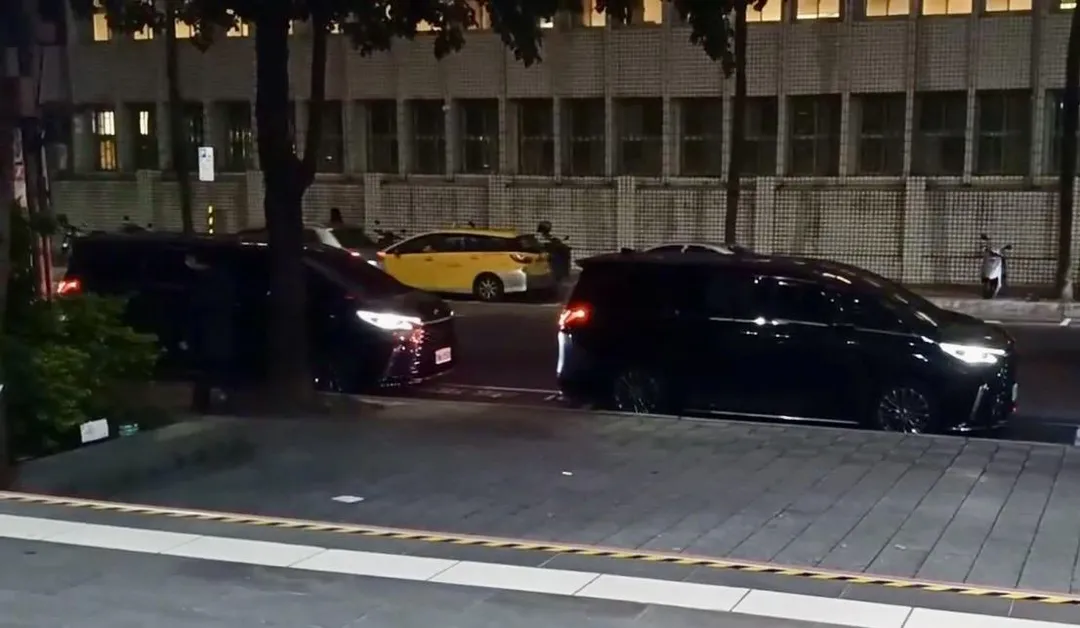鐵霸車隊在北檢外等待。(圖/翻攝畫面)