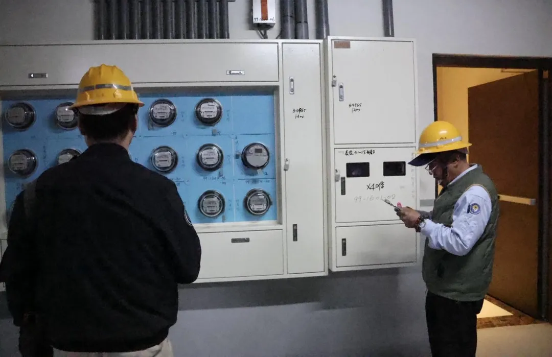 警方會同市府相關單位強勢斷水斷電。(圖/翻攝畫面)