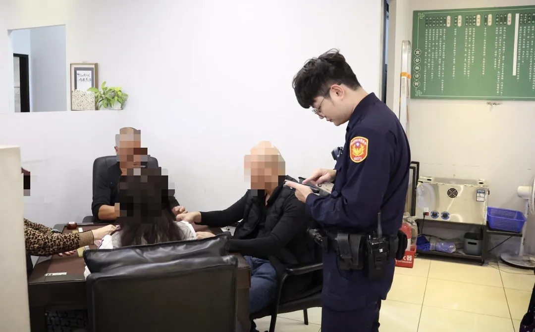 警方查獲棋牌社暗藏職業賭場。(圖/翻攝畫面)