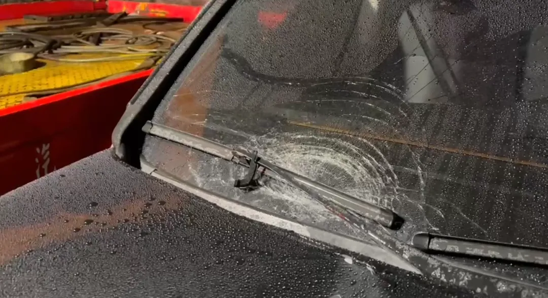 肇事車輛擋風玻璃也裂開。（圖/翻攝畫面）