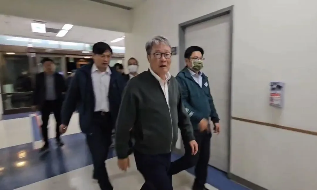 政務委員陳金德趕到醫院關心。（圖／翻攝畫面）