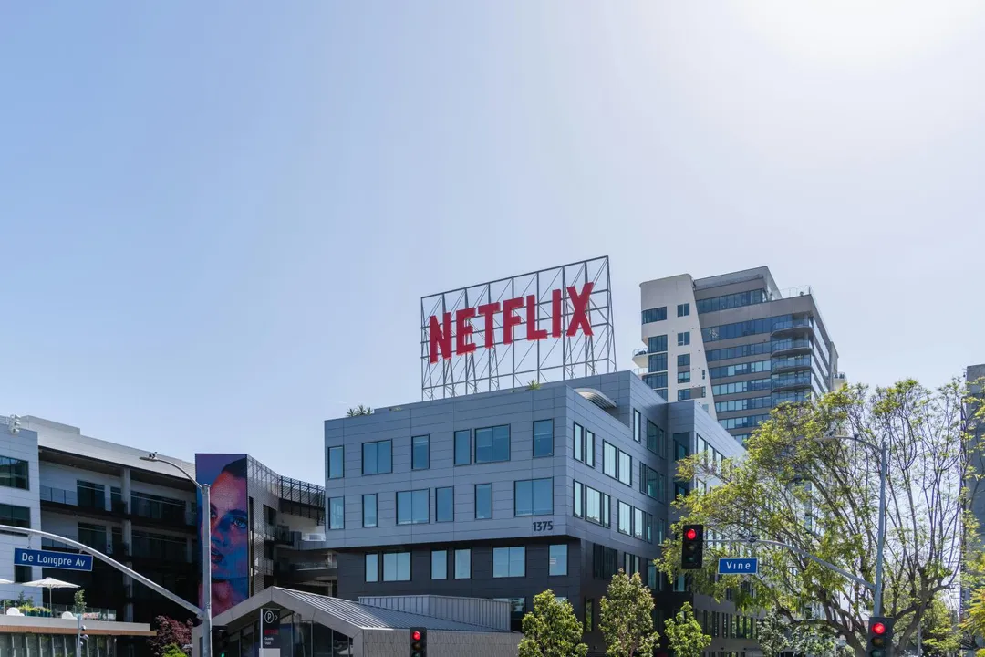 全球知名的影音串流平台Netflix於美國時間12月5日宣布，已與華納兄弟達成協議，以720億美元收購該公司，這一舉動將包括華納兄弟影視工作室、HBO及串流平台HBO Max。（示意圖／pexels）