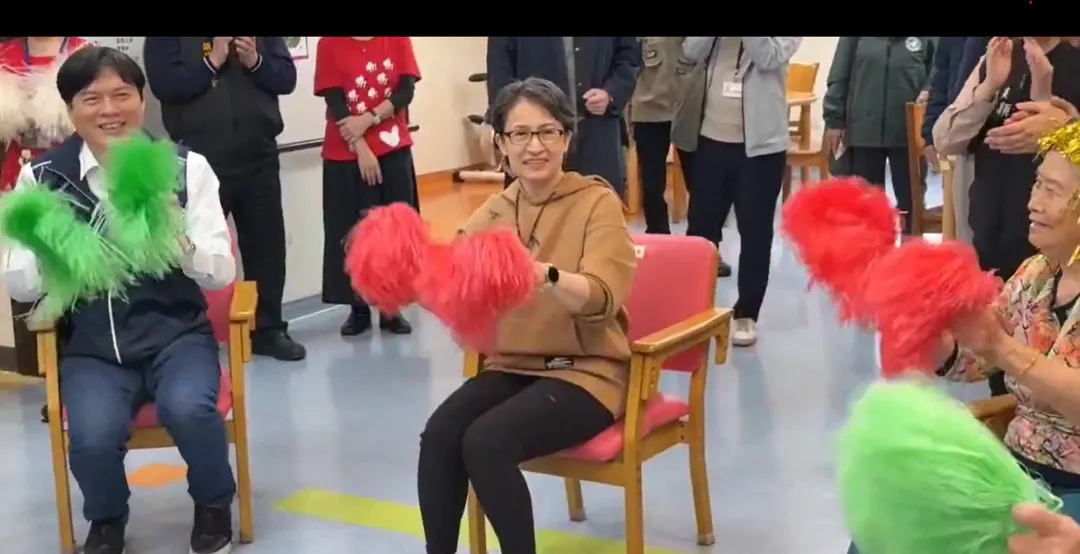 蕭美琴5日參訪頭城聖方濟安老院，與長輩們互動「玩彩球」。（圖／中天新聞）