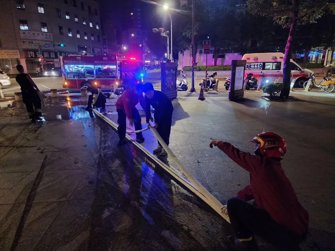 消防立即佈署水線、疏散住戶並進行火勢控制。（圖／翻攝自我是新店人臉書粉專）