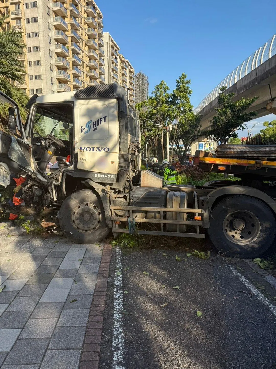 拖板車因不明原因失控自撞。（圖／警方提供）