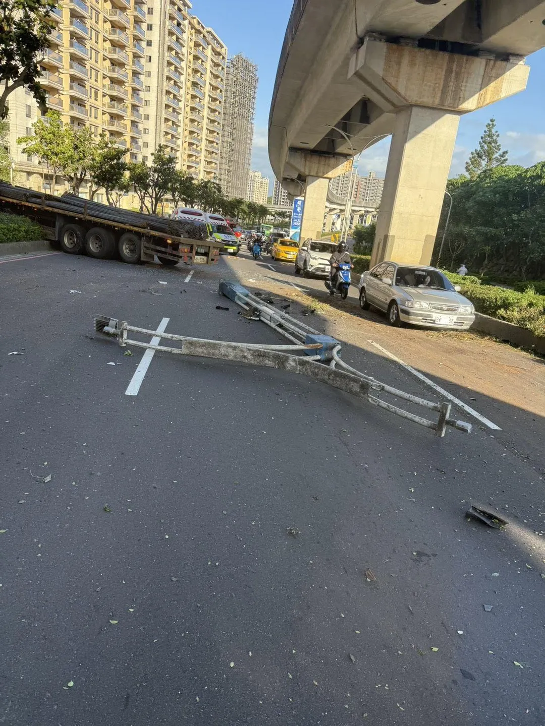 路燈被撞斷。（圖／警方提供）