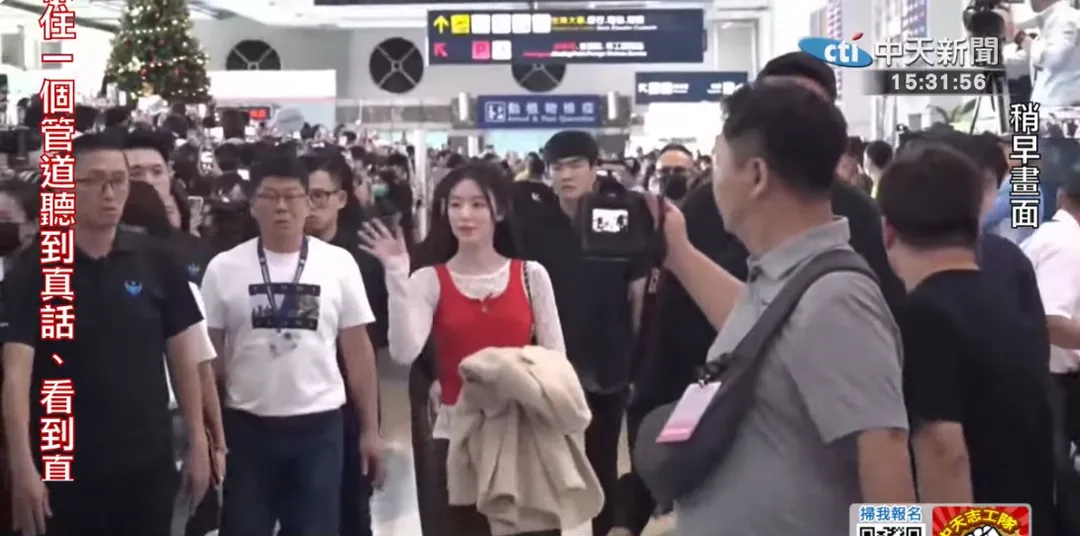 舒華抵達小港機場。（圖／翻攝中天娛樂頻道YT）