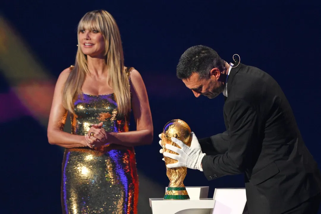 阿根廷總教練斯卡洛尼與名模海蒂克隆（Heidi Klum）出席抽籤儀式。（圖／美聯社）
