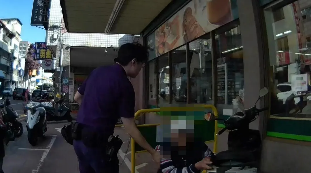 90歲老翁在北屯區天津路三段超市前步履蹣跚、數度差點跌倒，警方到場協助。（圖／警方提供）