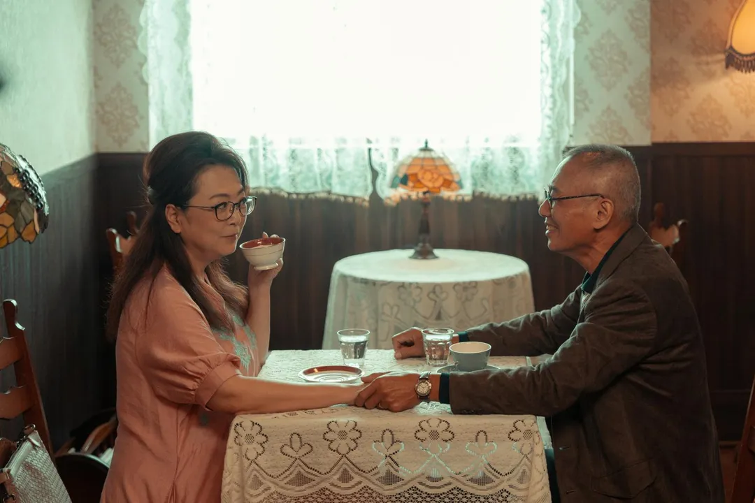 「瓊瑤女星」趙永馨飾演（左）失智婦，深情翁童毅軍（右）欲整回18歲喚回愛情。（圖／六魚文創 提供）