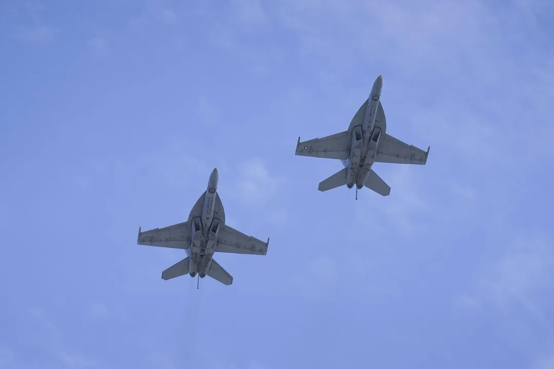 兩架美國海軍F/A-18F超級大黃蜂戰鬥機。(資料照/《美聯社》)