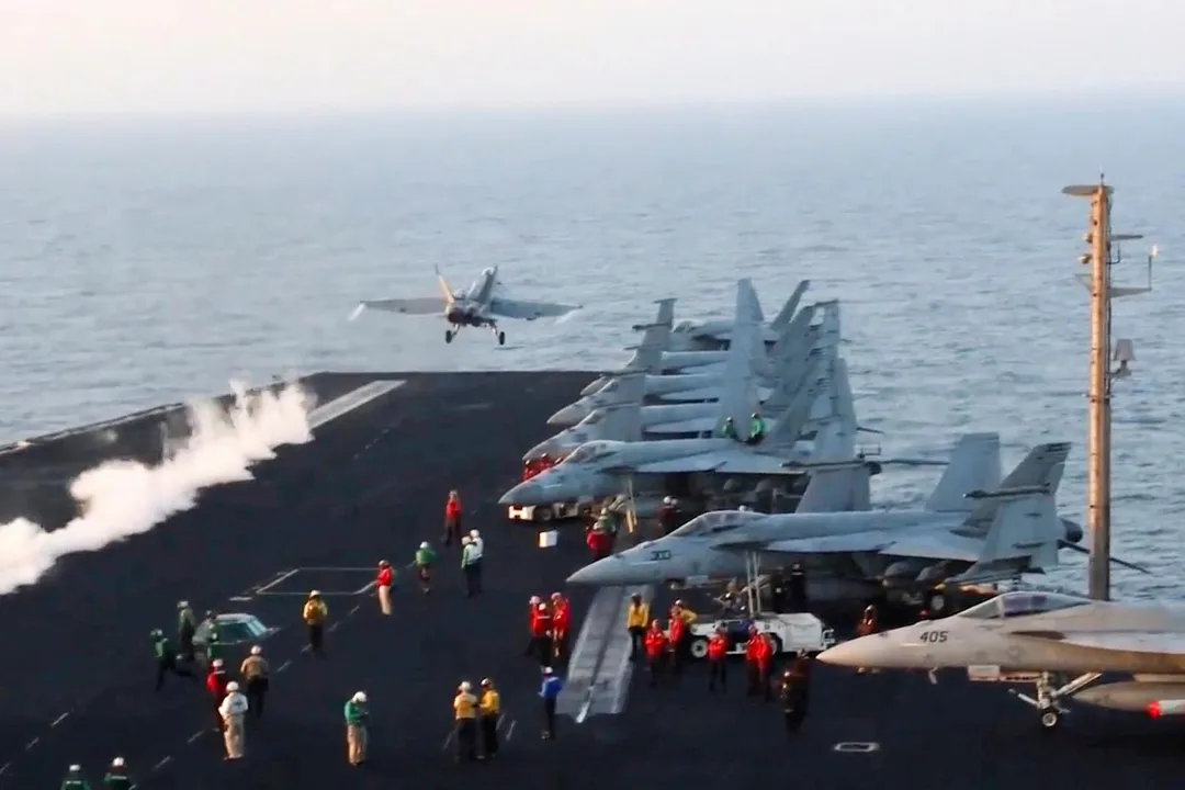 一架飛機從紅海上的「哈里·S·杜魯門號」航空母艦起飛。(資料照/《美聯社》)