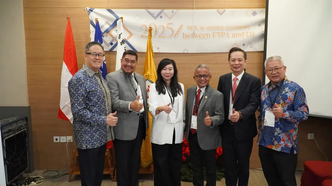 理事長林憶君(右三)率領全聯會新任團隊前往印尼雅加達,與印尼藥師會(IAI)共同見證姐妹會提前續盟。(圖/藥師公會提供)