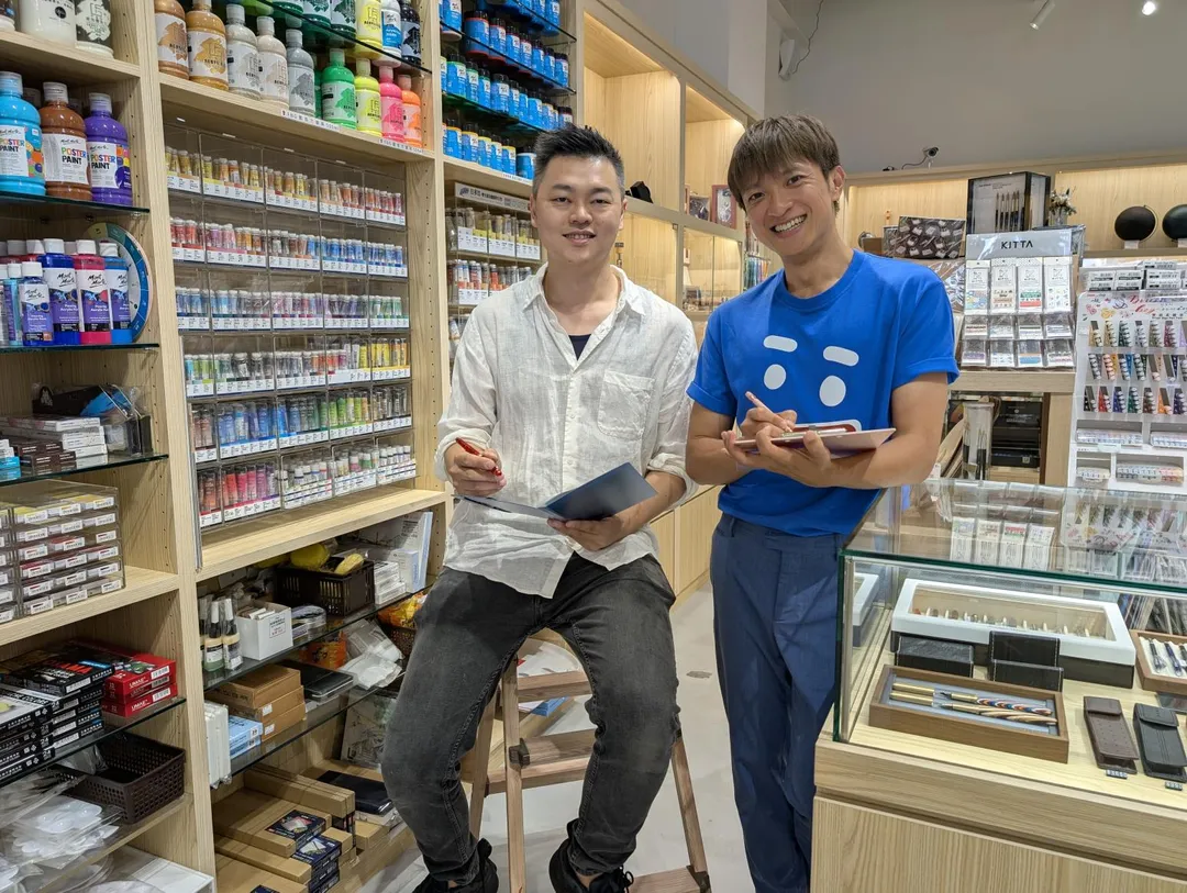 主持人小豪親自造訪「力德文具」，一探這家被網友封為「彰化小誠品」的神秘店舖。（圖／中天新聞）