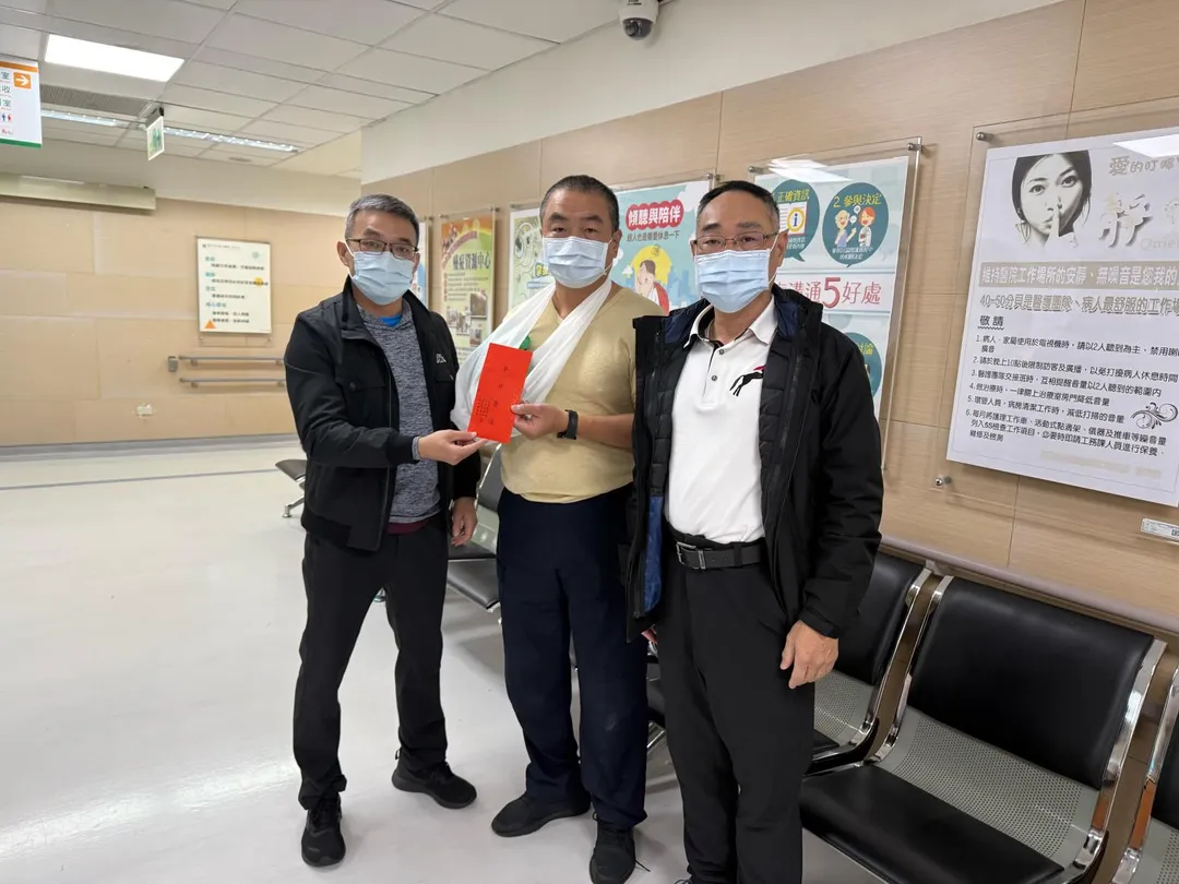 大安分局的曾姓交通副分隊長（中間）也在執行勤務，擔任路況查報工作時，不幸與一輛自小客車發生碰撞，導致骨折。（圖／翻攝畫面）
