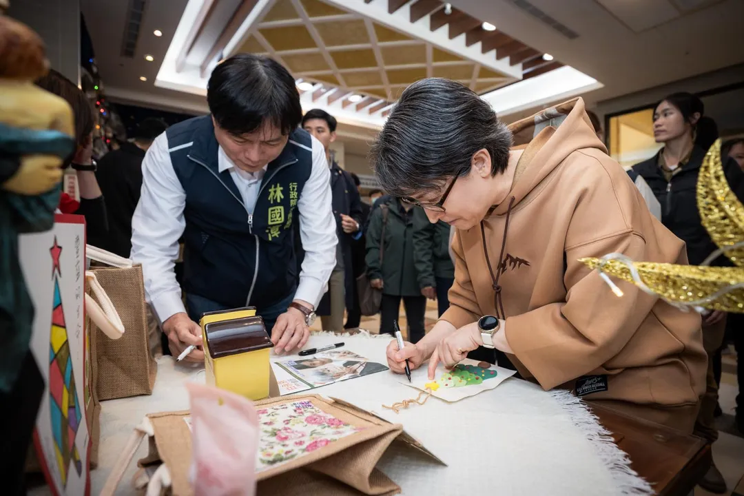 副總統蕭美琴、行政院政務顧問林國璋探視李耀全先生以及參訪頭城聖方濟安老院。（圖／總統府提供）