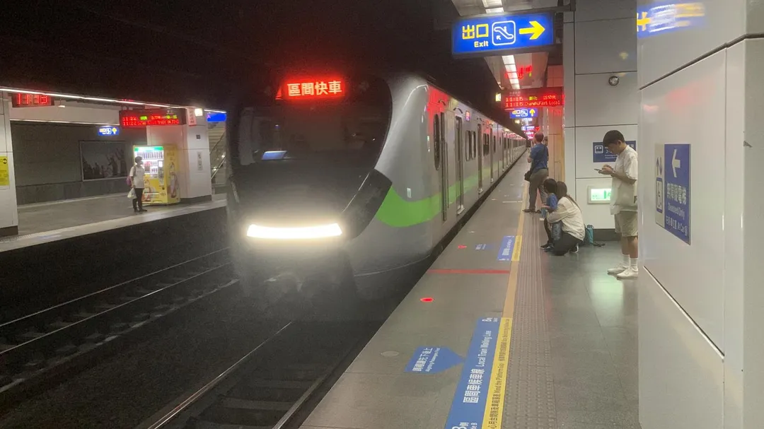 此次修法新增規範，於月台上嬉戲、追逐、跨越月台警戒線，或搭乘電扶梯時不依遵行方向行走或奔跑，若不聽勸阻，將面臨1500元至7500元的罰鍰。（資料示意圖／中天新聞）