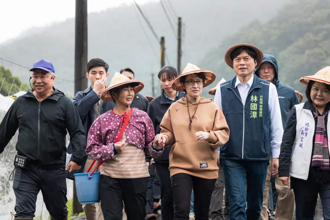 蕭美琴5日視察宜蘭金柑產業，民進黨宜蘭縣長候選人林國漳也一同出席。（圖／翻攝蕭美琴臉書）